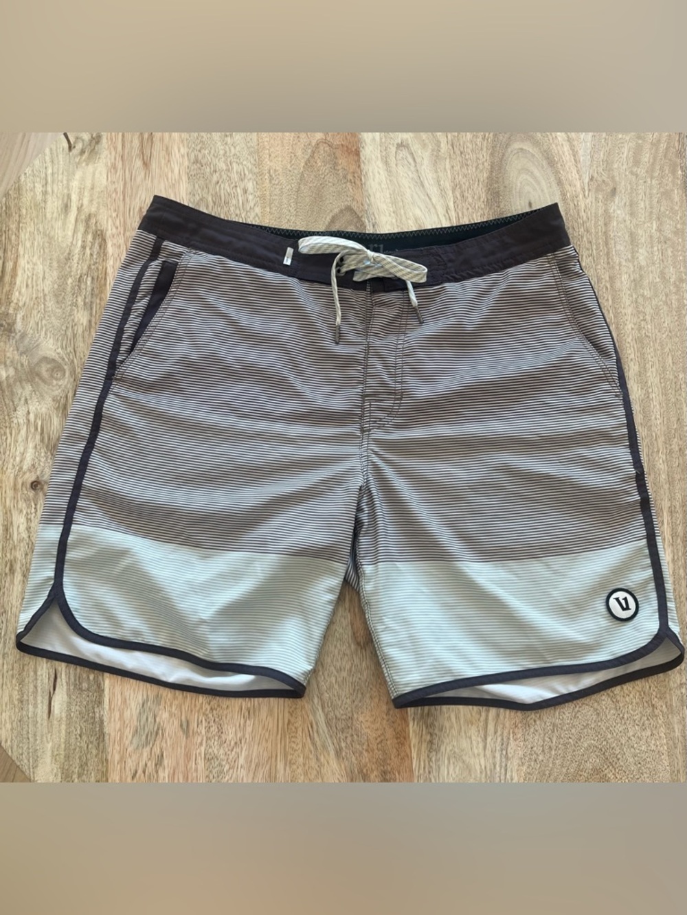 Vuori Men’s Striped Cruise Board Shorts size 32